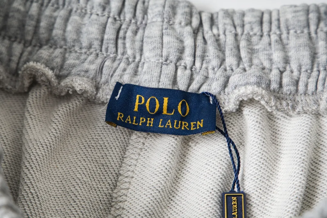P140 Model No. 836 Ralph Lauren/Ralph Lauren Basic pony embroidered logo shorts for men and women. Pure cotton fabric. Easier to wear, more comfortable and less bulky than ordinary fabrics. Customized thread weaving and dyeing. Classic pony embroidery logo. Collar cross-threading details. Three-needle and five-thread workmanship throughout the body. Complete accessories. How to wear any trendy style. Easy to control. Match at will. Full of design, simple and must-have style! Color: Black White Navy Gray Size: S-XL